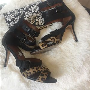 VERO CUOIO Black strappy shoes with leopard accent